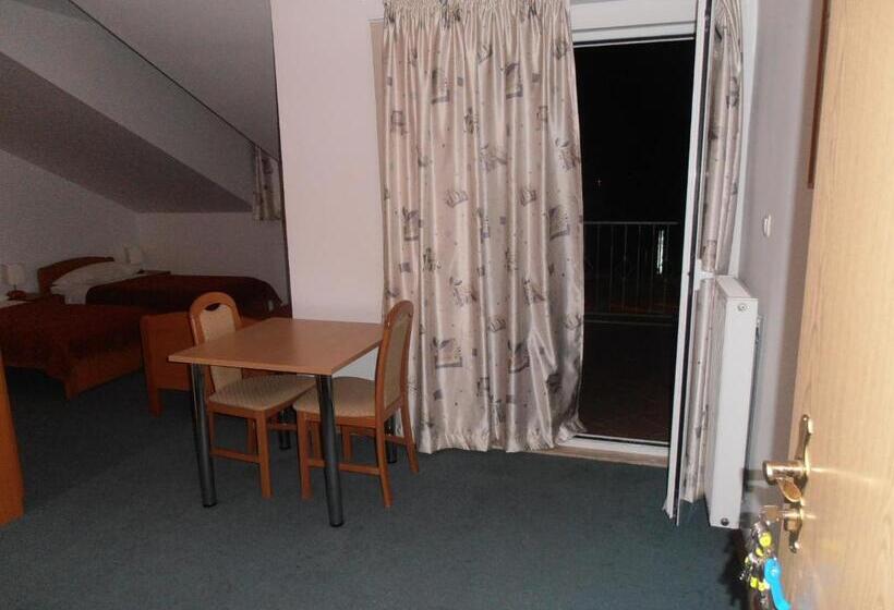 غرفة قياسية ثلاثية, Metković