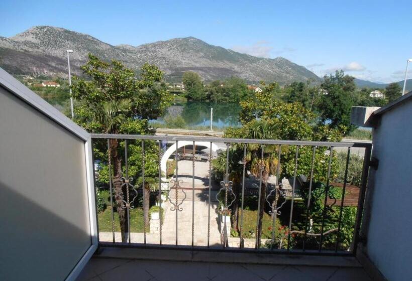 غرفة قياسية ثلاثية, Metković