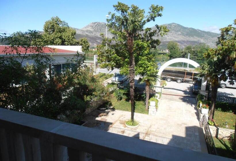 غرفة قياسية مزوَّدة بشُرفة, Metković