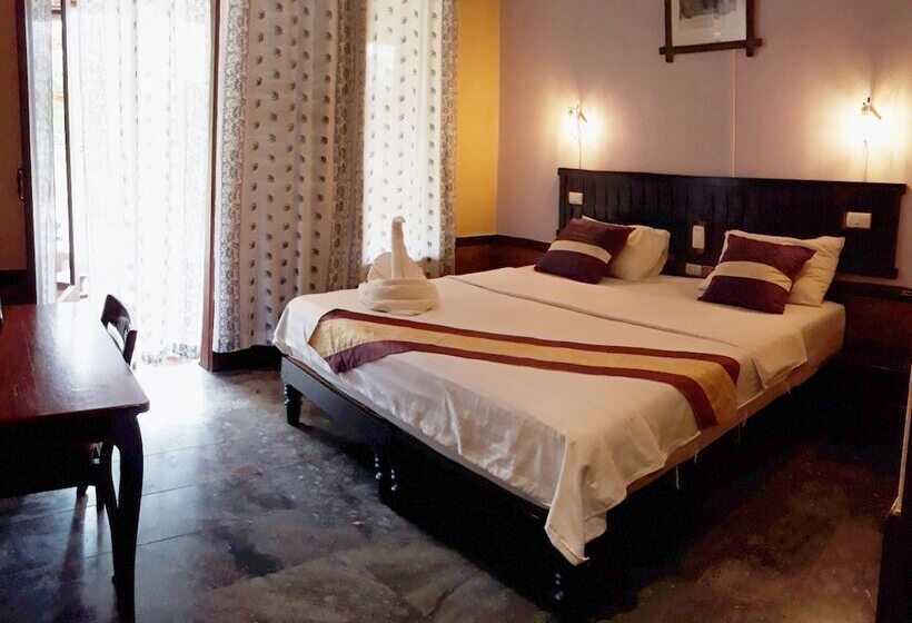 اتاق سوپریور با چشم‌انداز رودخانه, Saynamkhan River View