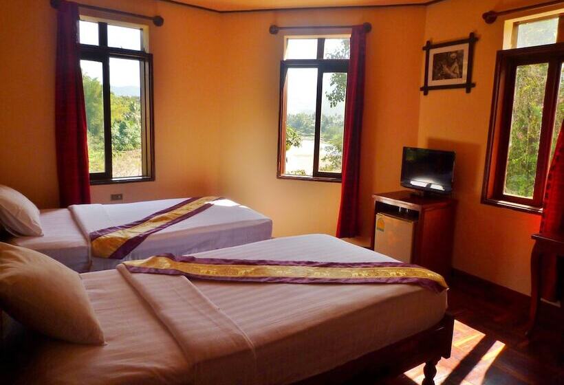 اتاق سوپریور با چشم‌انداز رودخانه, Saynamkhan River View