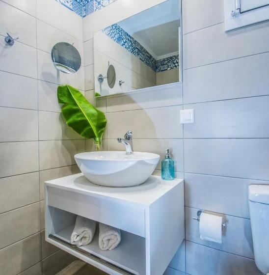 スーペリアスタジオ, Mirabella Apartments