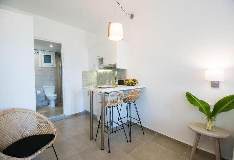 スーペリアスタジオ, Mirabella Apartments