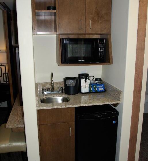 جناح عائلي, Camrose Resort Casino