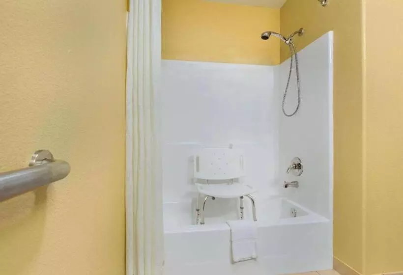 Standard-invahuone King-vuode, Days Inn By Wyndham Lumberton
