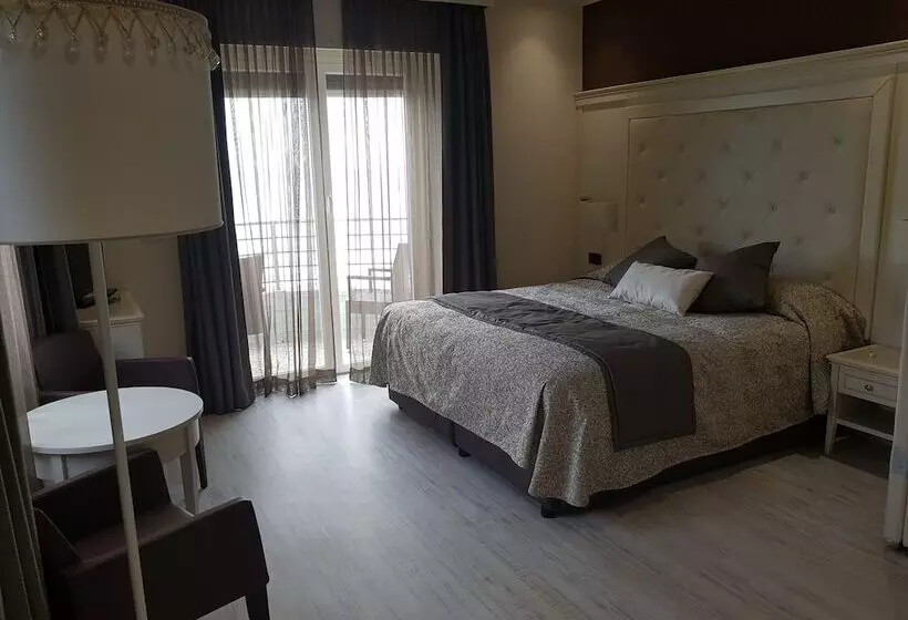 سوییت جونیور با چشم‌انداز دریا, Regina