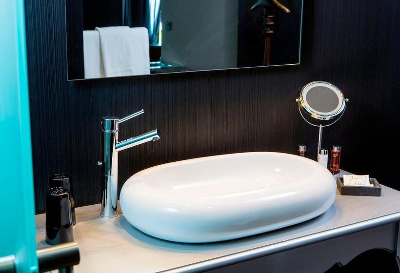 اتاق لوکس, 138 Liberdade