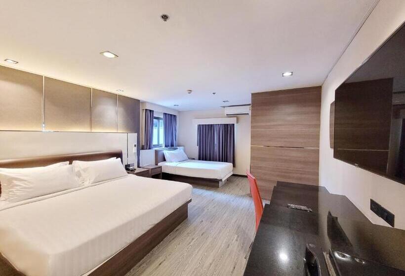 Standard Triple Room, Citin Sukhumvit 11 Nana Bangkok By Compass Hospitality