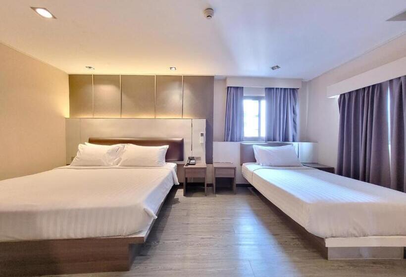 Standard Triple Room, Citin Sukhumvit 11 Nana Bangkok By Compass Hospitality