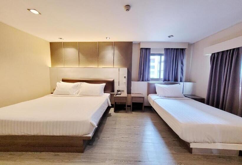 Standard Triple Room, Citin Sukhumvit 11 Nana Bangkok By Compass Hospitality