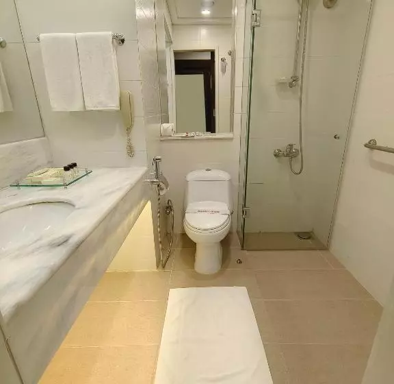 اتاق استاندارد با چشم‌انداز استخر, Ramada By Wyndham Multan