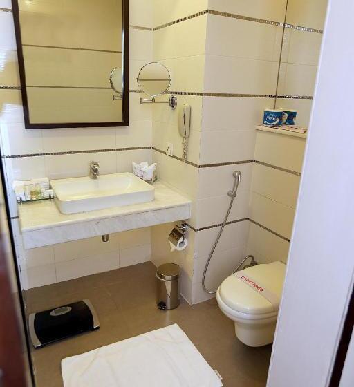 اتاق استاندارد با چشم‌انداز استخر, Ramada By Wyndham Multan