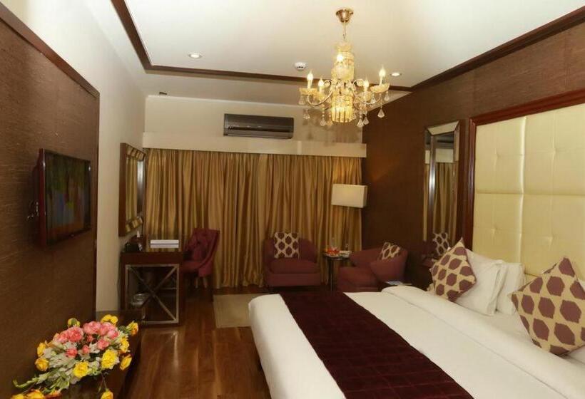 اتاق استاندارد با چشم‌انداز استخر, Ramada By Wyndham Multan