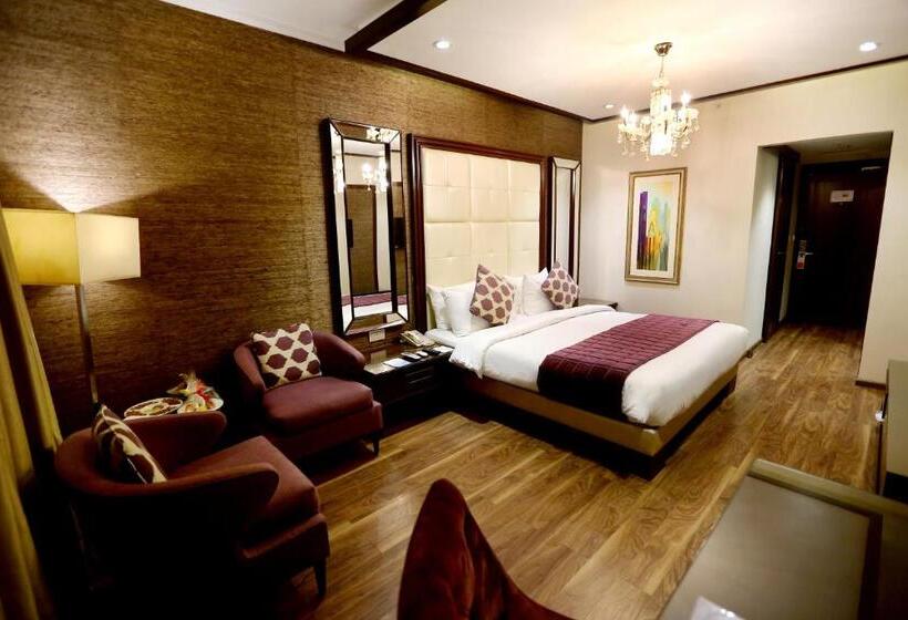 اتاق استاندارد با چشم‌انداز استخر, Ramada By Wyndham Multan