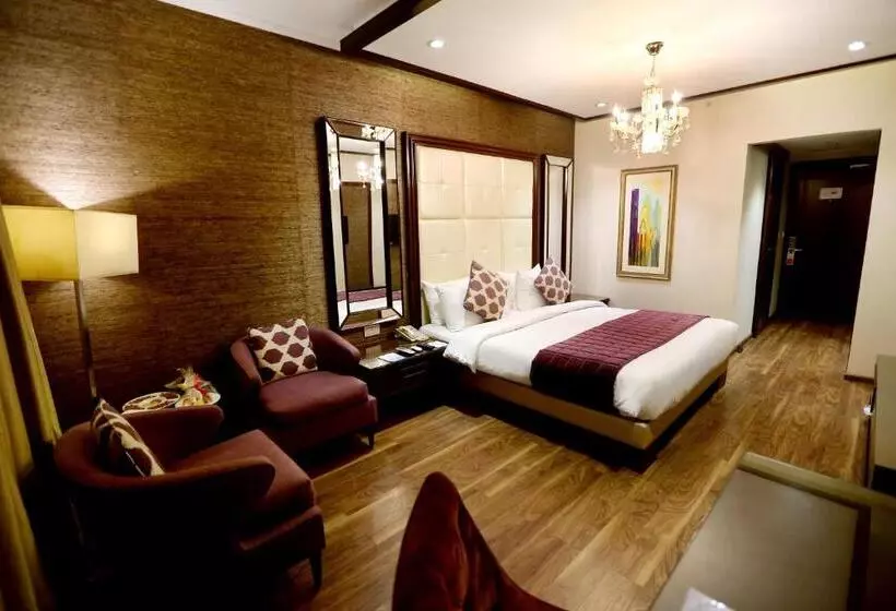 اتاق استاندارد با چشم‌انداز استخر, Ramada By Wyndham Multan