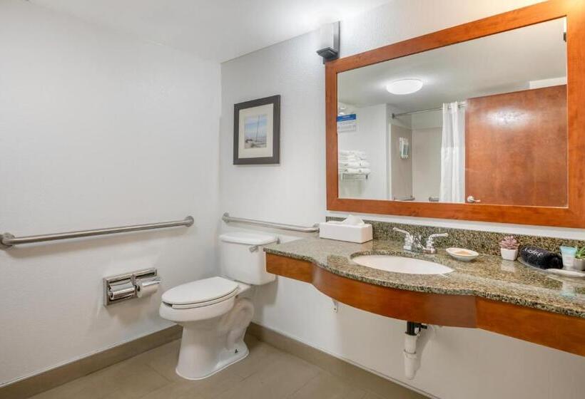 غرفة قياسية سرير كينج لذوى الإحتياجات الخاصة, Surf And Sand Fernandina Beach At Amelia Island, Ascend Hotel Collection