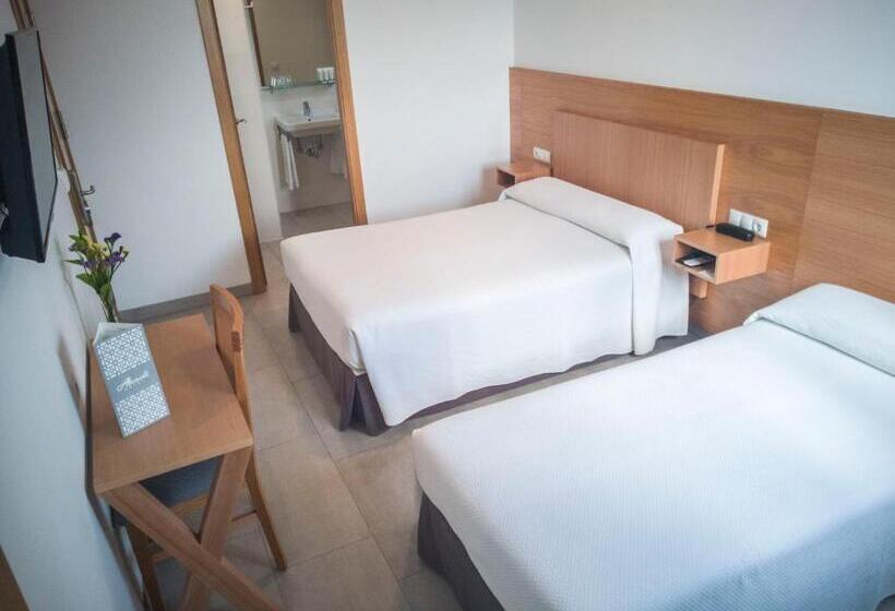 اتاق استاندارد سه نفره, Abadi