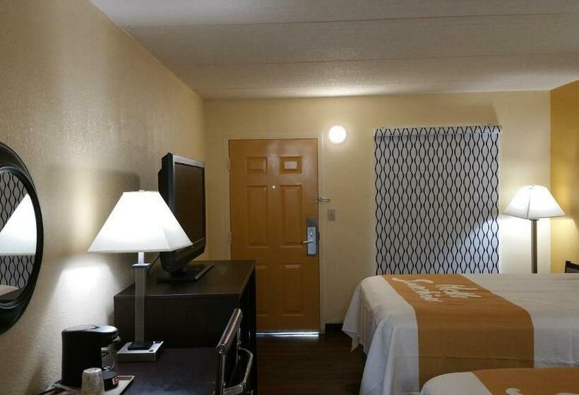 带2个双人床的标准工作室, Days Inn By Wyndham Ridgeland South Carolina