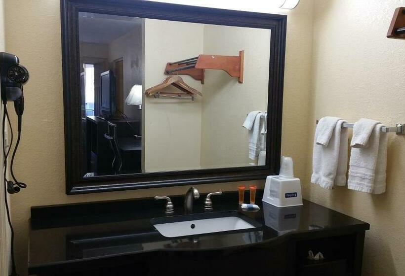 带2个双人床的标准工作室, Days Inn By Wyndham Ridgeland South Carolina