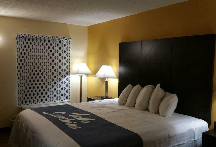 适合残疾人士使用的带超级大床的标准间, Days Inn By Wyndham Ridgeland South Carolina