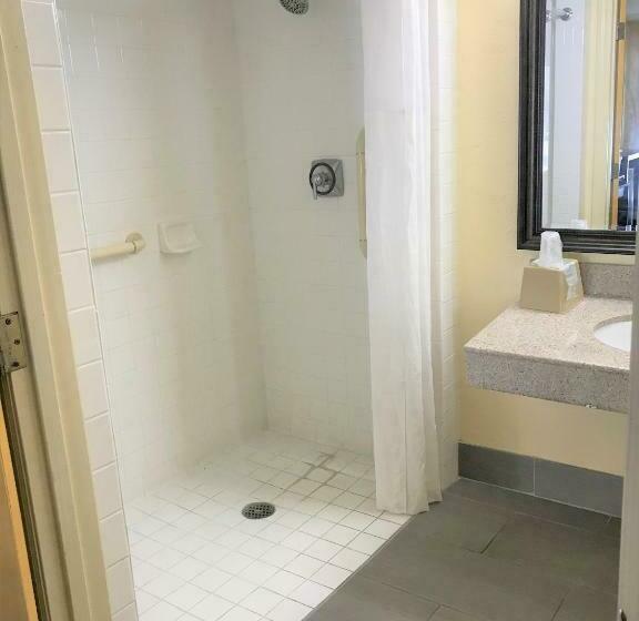 适合残疾人士使用的带超级大床的标准间, Days Inn By Wyndham Ridgeland South Carolina