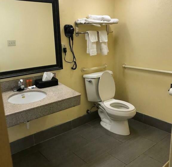 适合残疾人士使用的带超级大床的标准间, Days Inn By Wyndham Ridgeland South Carolina