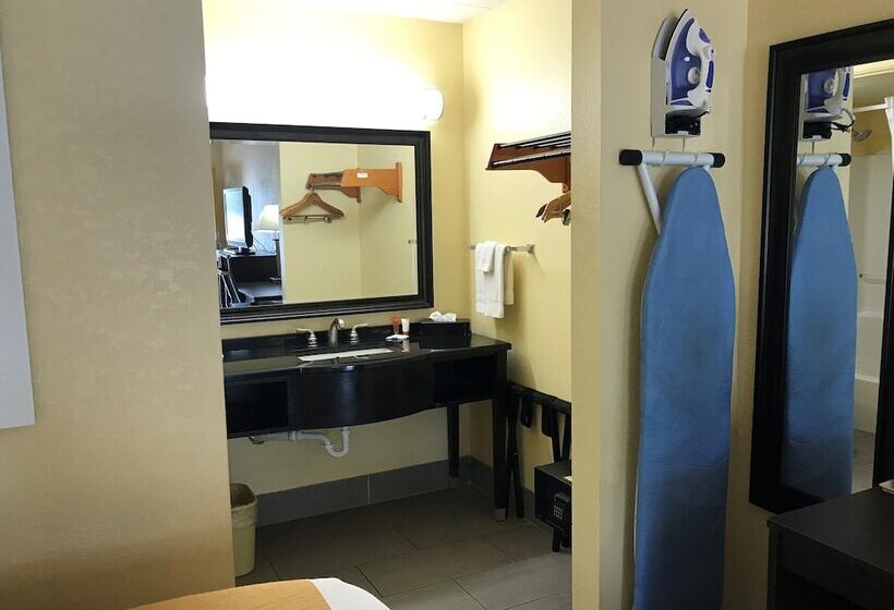 带2个双人床的标准工作室, Days Inn By Wyndham Ridgeland South Carolina