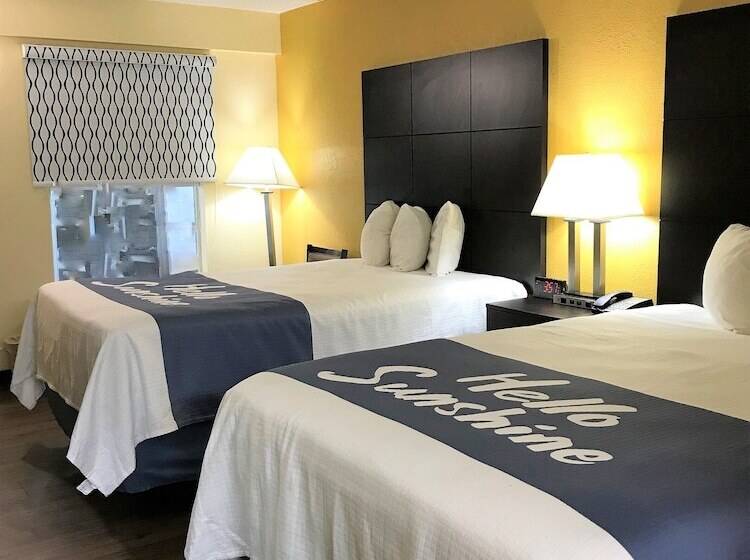 带2个双人床的标准工作室, Days Inn By Wyndham Ridgeland South Carolina