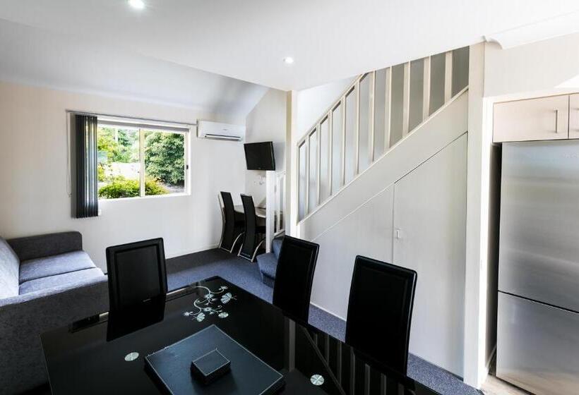 דירת חדר, Dolphin Shores