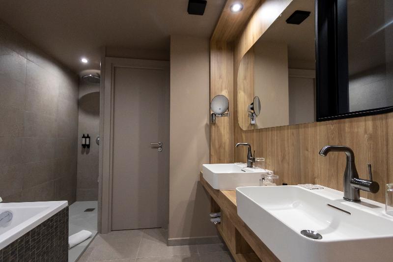 سوئیت با وان آب گرم, L'acquale