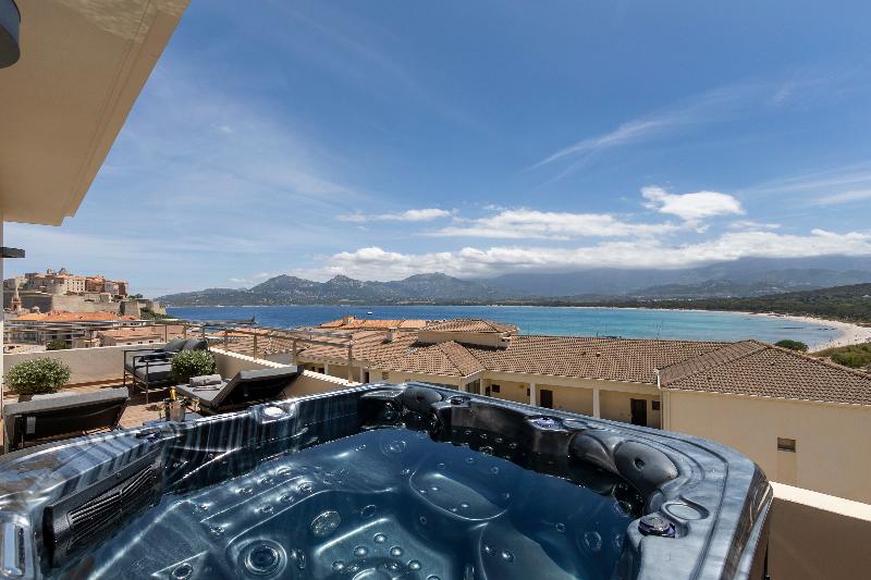 سوئیت با وان آب گرم, L'acquale