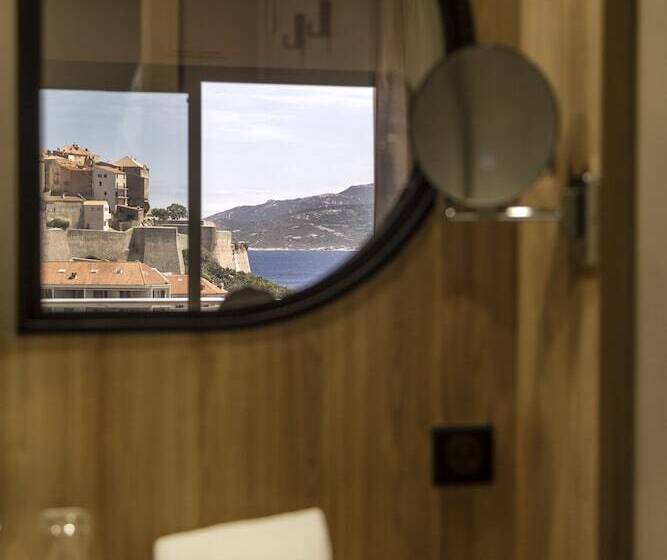 اتاق لوکس با چشمانداز دریا, L'acquale