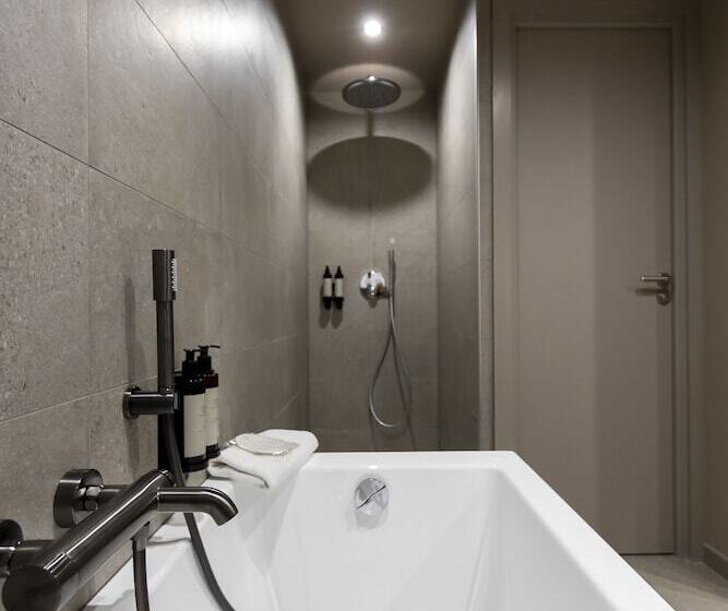 سوئیت با چشمانداز دریا و هیدروماساژ, L'acquale