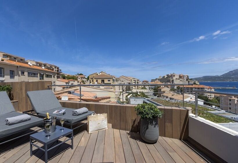 سوئیت با چشمانداز دریا و هیدروماساژ, L'acquale