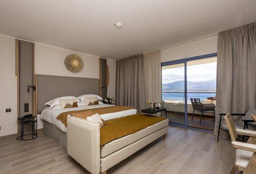 سوئیت با چشمانداز دریا و هیدروماساژ, L'acquale