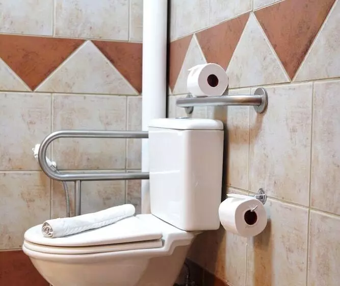 اتاق استاندارد سه نفره, Pira Miuna