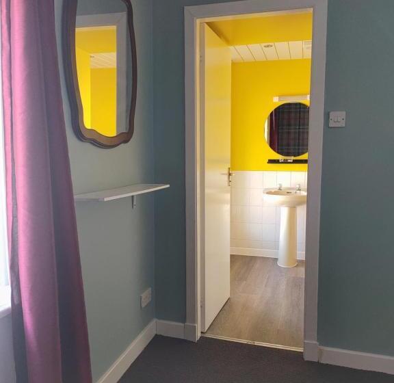 패밀리 룸, The Bridge Inn