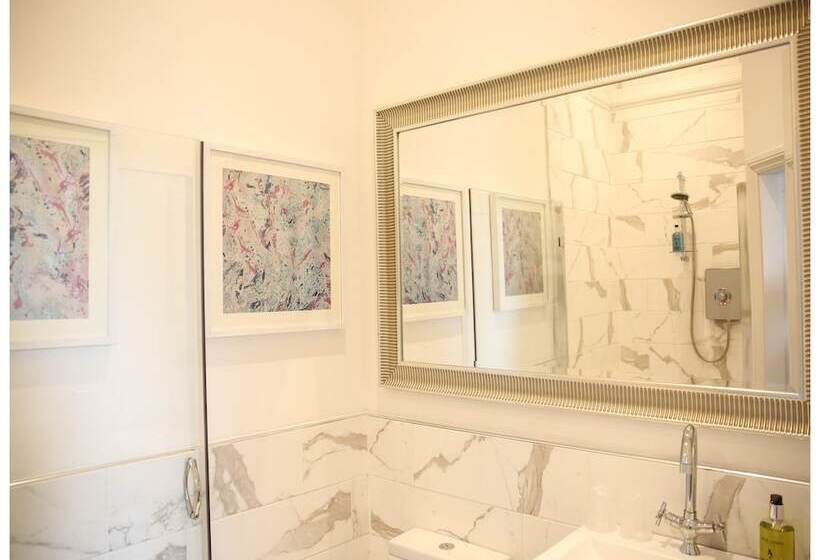 スーペリアールーム, Latimer House