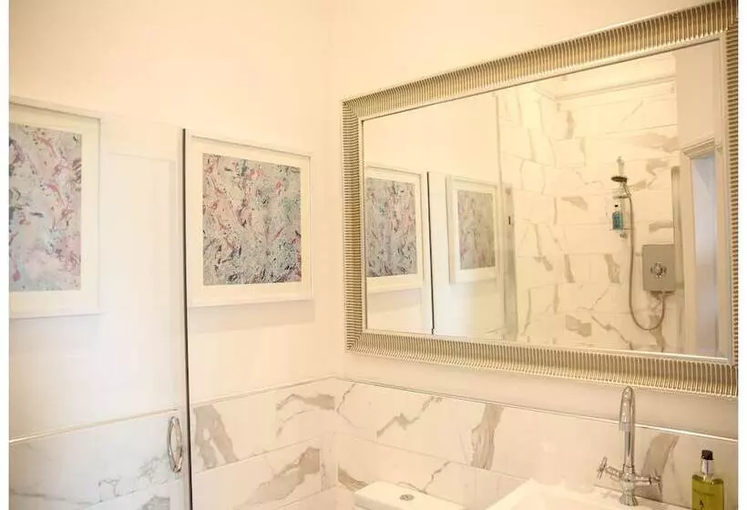 スーペリアールーム, Latimer House
