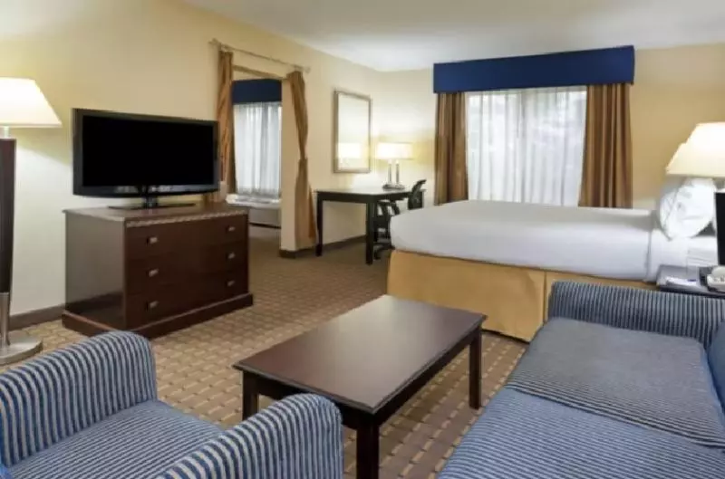 キングサイズベッドのスイートルーム, Holiday Inn Express & Suites   Smithfield/selma, An Ihg