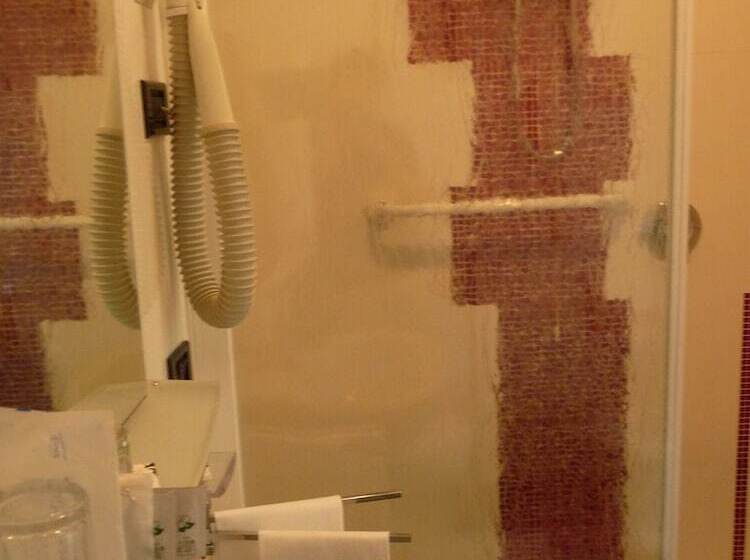 Номер Стандарт Вид на Озеро, Luna