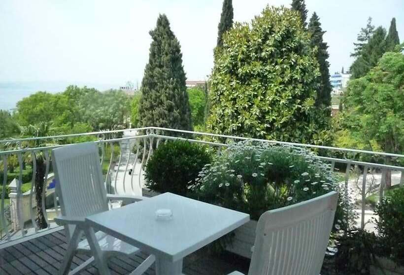 Номер Стандарт Вид на Озеро, Luna