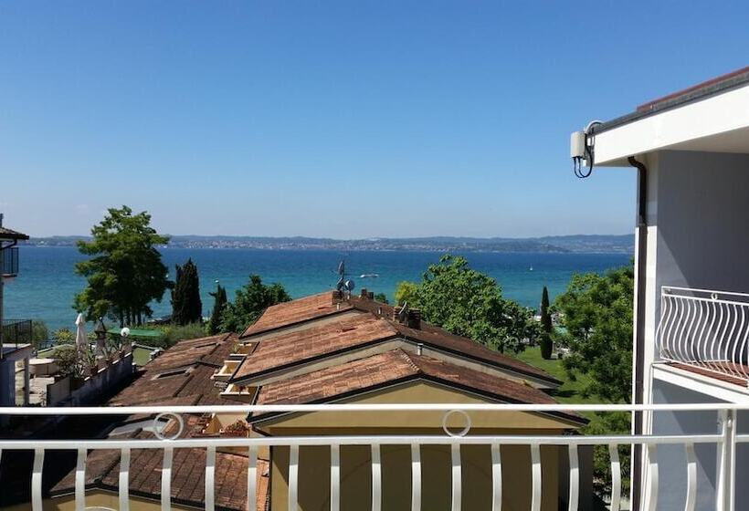 Номер Стандарт Вид на Озеро, Luna