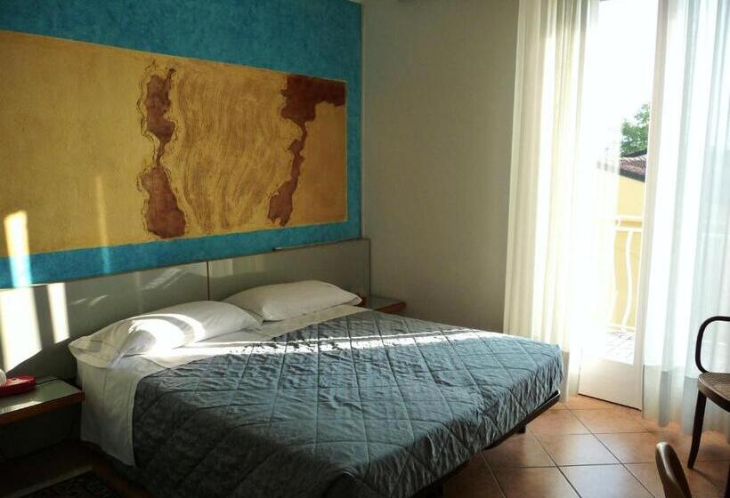 Номер Стандарт Вид на Озеро, Luna