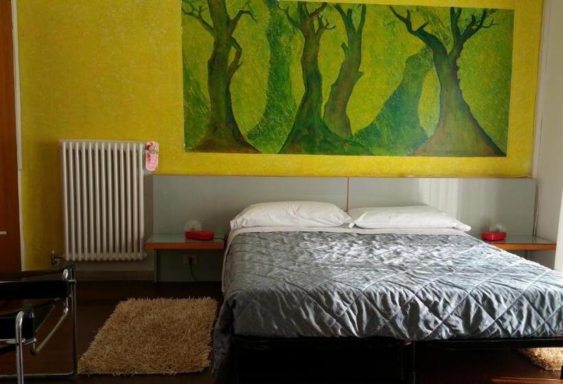 Номер Стандарт Вид на Озеро, Luna