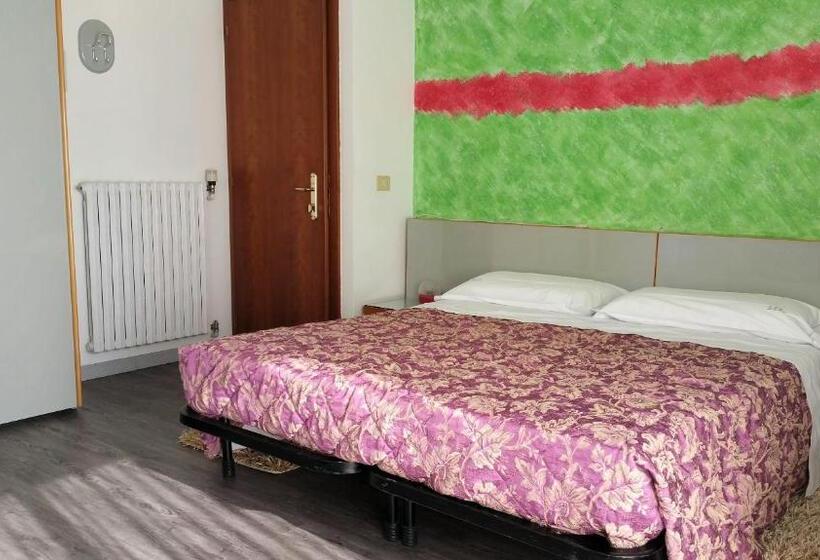 Номер Стандарт Вид на Озеро, Luna