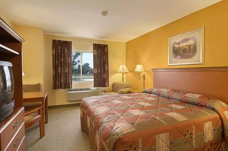 キングサイズベッドのスタンダードルーム, Super 8 By Wyndham Topeka At Forbes Landing