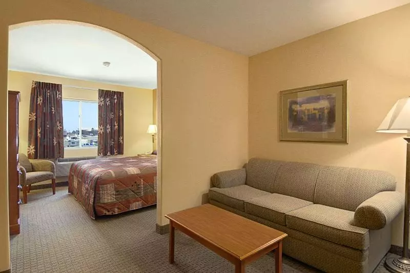 キングサイズベッドのスイートルーム, Super 8 By Wyndham Topeka At Forbes Landing