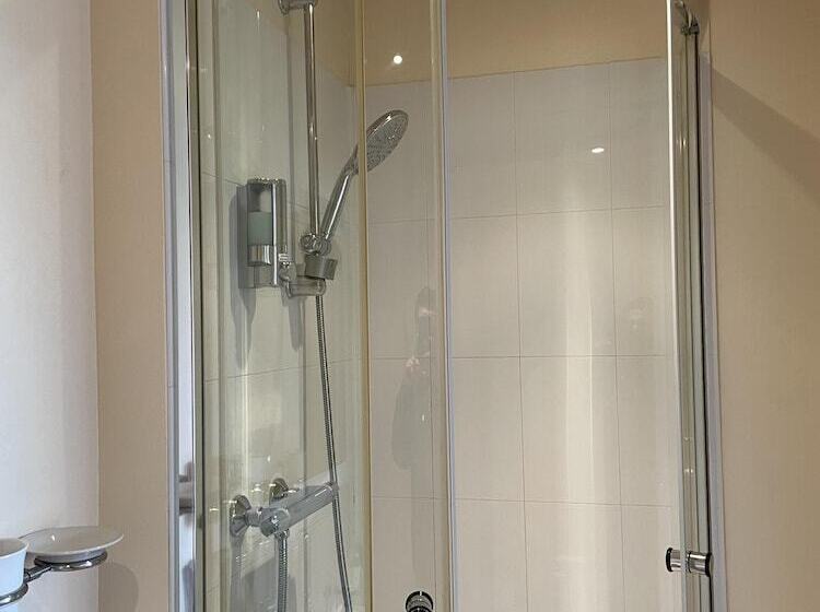 Номер Стандарт, Diamonds Lodge Near York Hospital