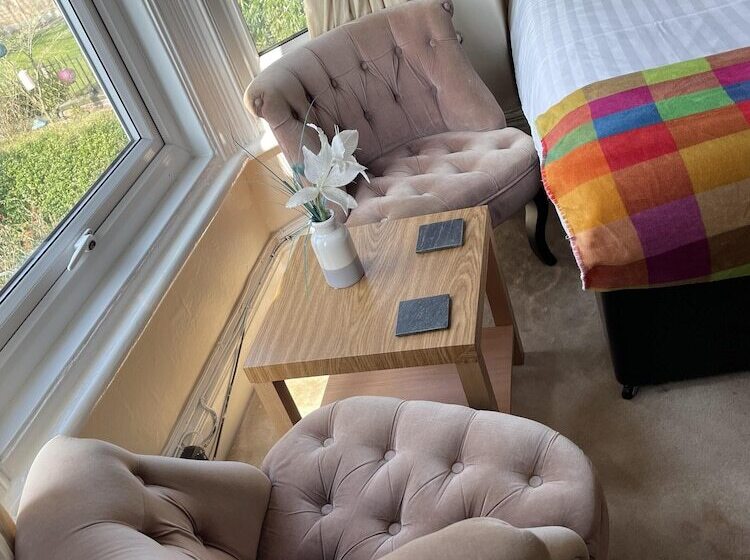 Четырехместный Номер Superior, Diamonds Lodge Near York Hospital